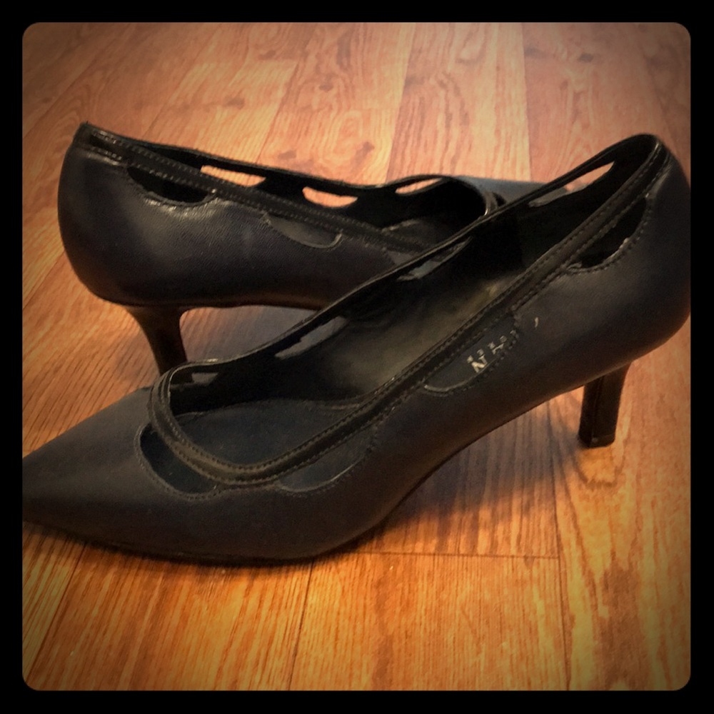 💙SALE💙Lauren Ralph Lauren Navy low heel pumps